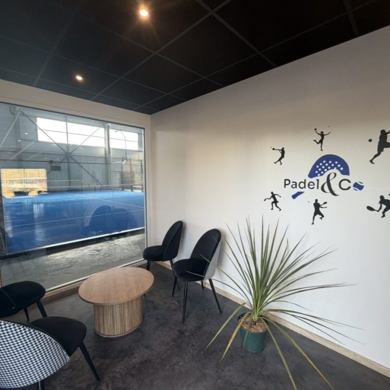 Le club-house de Padel & Co avec vue directe sur les terrains