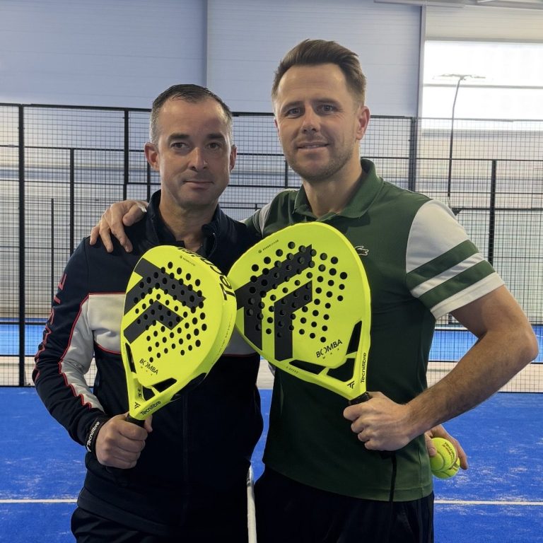 L'équipe de Padel & Co raquettes en main
