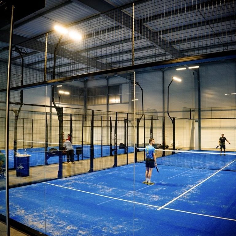 Les terrains de padel indoor de Padel & Co à Tinténiac, éclairés pendant un match
