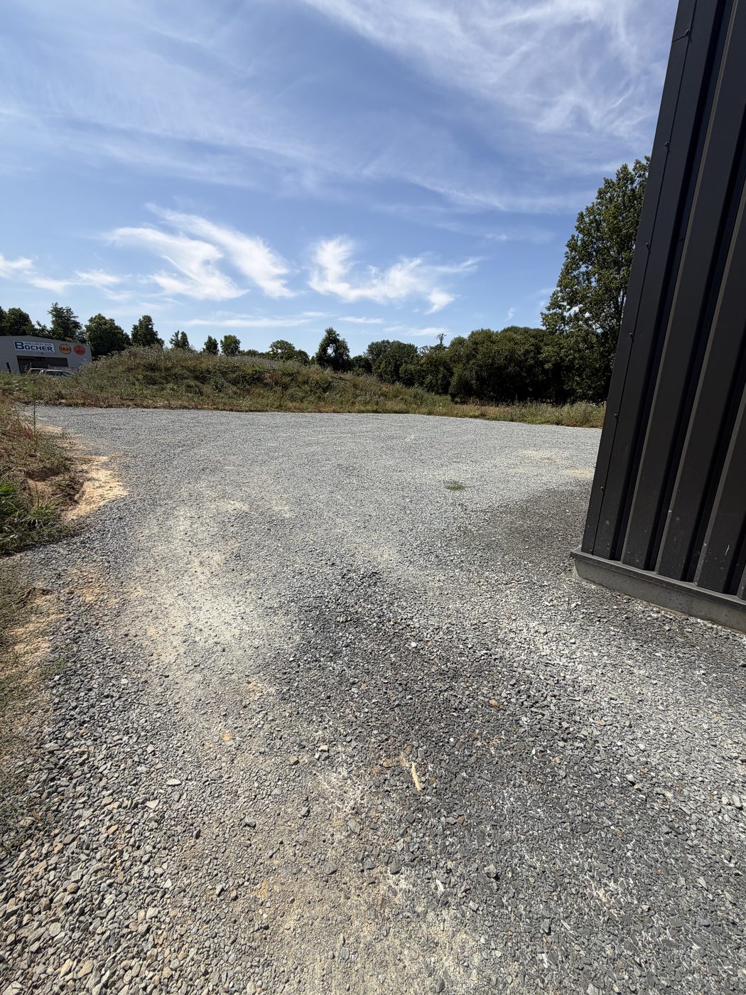 Le parking du club, au pied du bâtiment