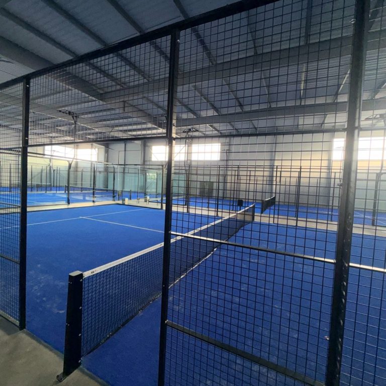 Les pistes indoor bleues du complexe derrière leurs grilles noires